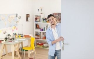 La communication est une clé de bienvenue lorsqu'un étudiant international franchit pour la première fois la porte