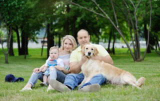 L'hôte de la famille du livre d'images avec un animal de compagnie Labrador appelé Molly!