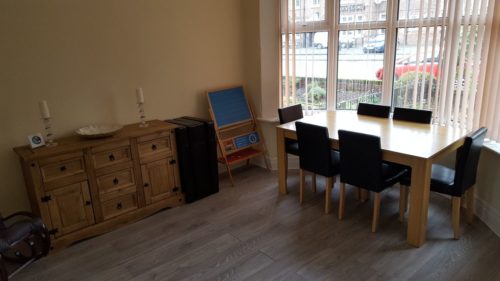 Table à manger et pièce de devant dans une maison d'hôtes