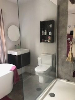 Bagno in tre pezzi in una casa ospitante