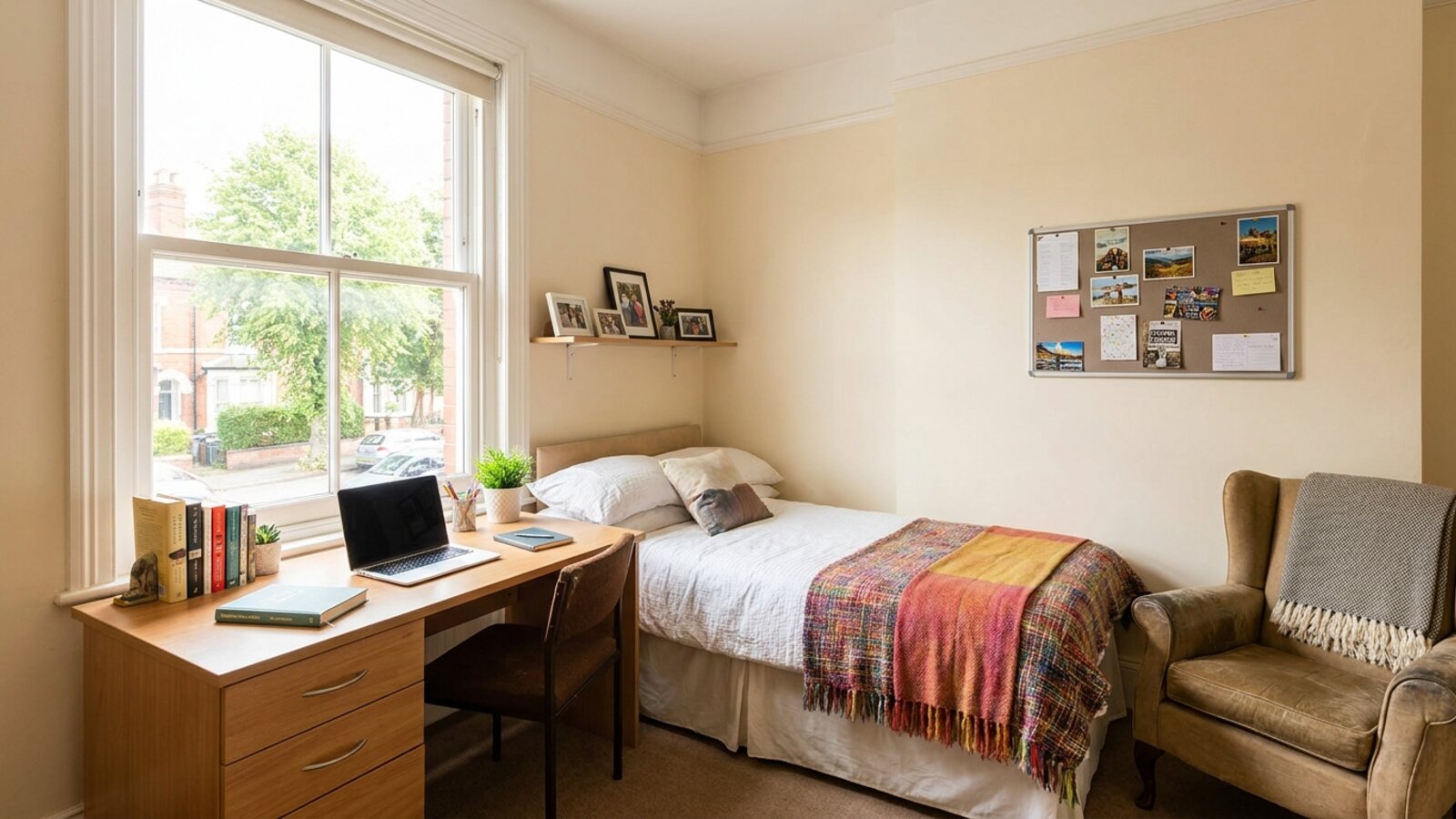 Private student bedroom in a Birmingham homestay