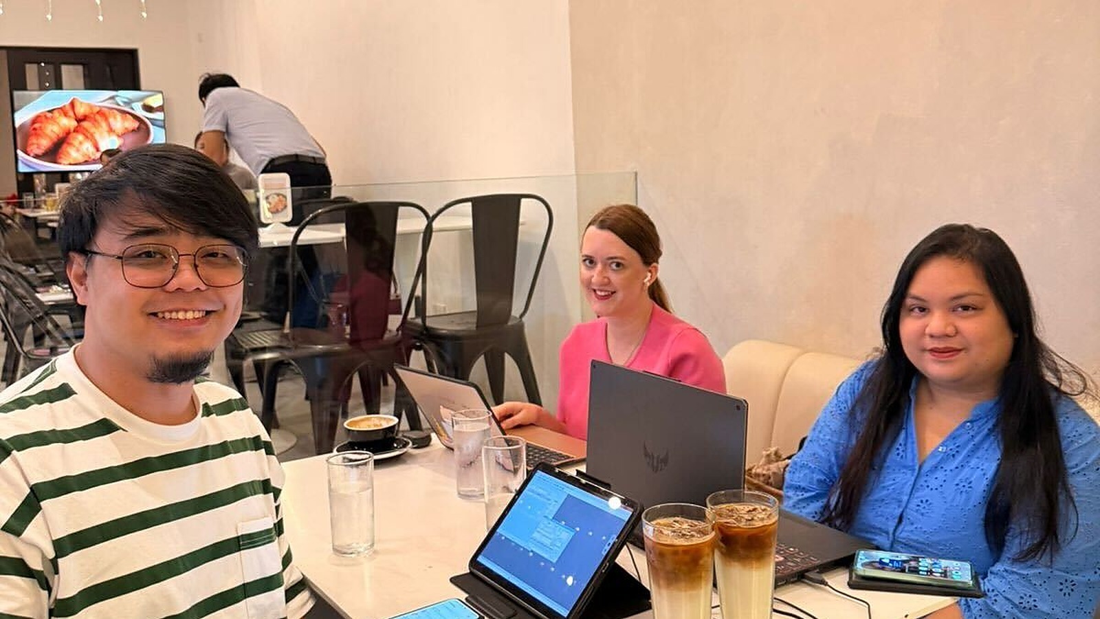 Hosts International partnership meeting in a relaxed cafe setting